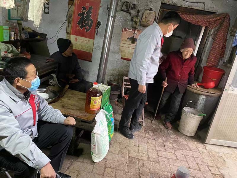新春佳節(jié)來臨之際，甜源生物、綠田源高科公司領(lǐng)導(dǎo)走進(jìn)特殊兒童學(xué)校、困難家庭，為他們送去了過年應(yīng)節(jié)物質(zhì)。
