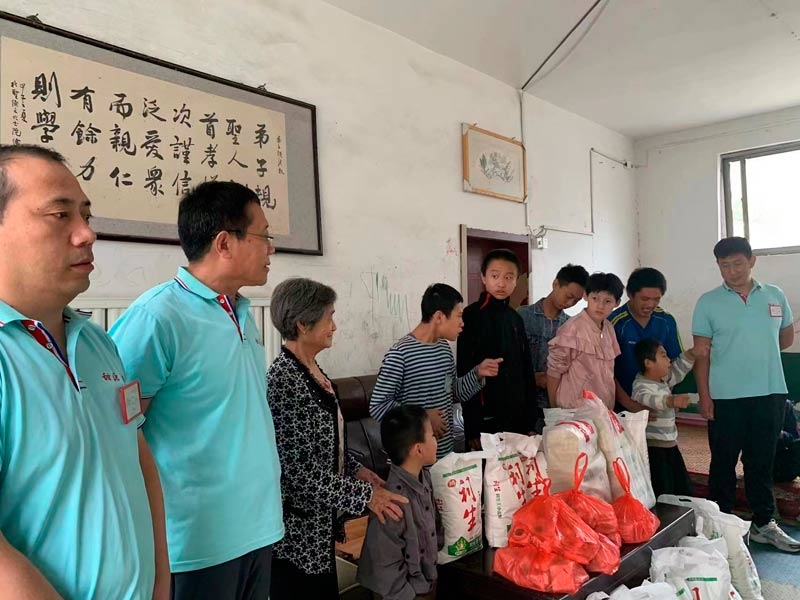 在中秋國慶來臨之際，我公司各部門領(lǐng)導(dǎo)一行走訪困難家庭及特殊兒童學(xué)校，送溫暖。