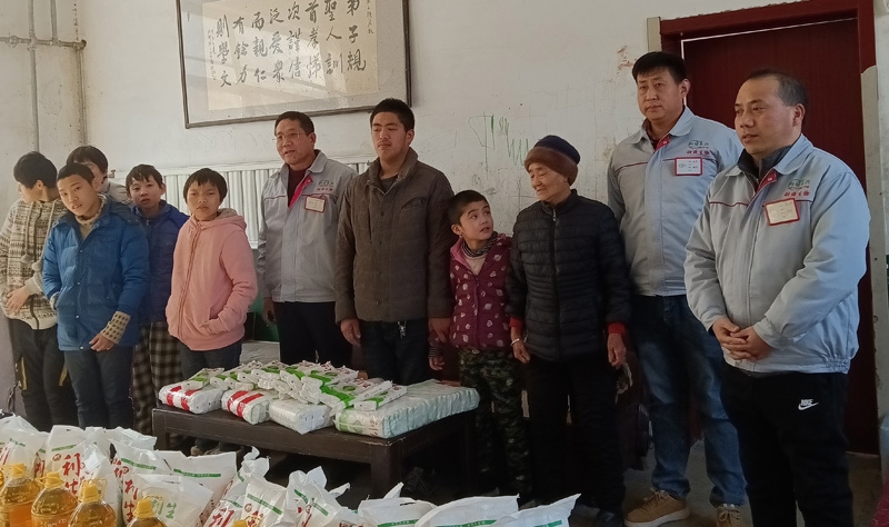 春節(jié)臨近公司領(lǐng)導(dǎo)前往特殊兒童教育學(xué)校探望在這里生活學(xué)習(xí)的孩子們，為他們帶去了米面油等生活必需品。
